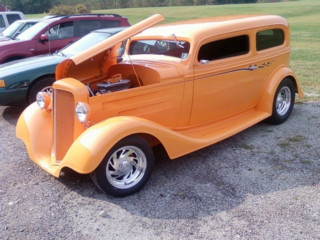1934 Chevy sedan body/chassis pkg 1988 Fran & Teresa Lippert/PA owners